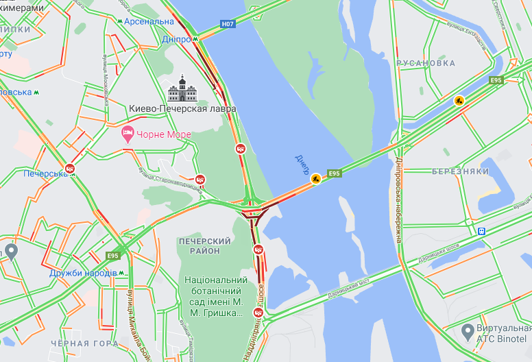 На Надднепрянском шоссе столкнулись 5 машин: есть пострадавшие фото 1