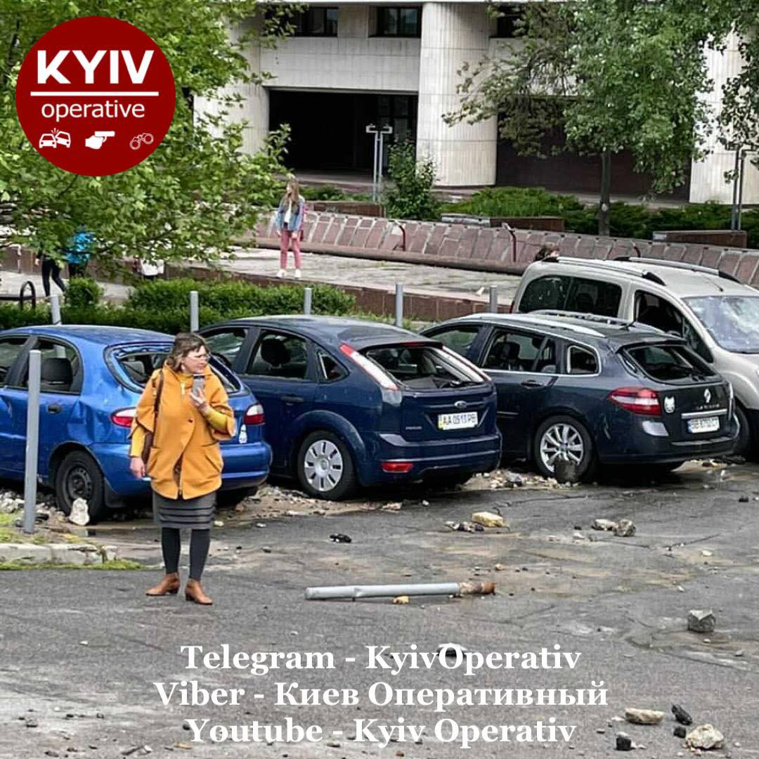 Горячий гейзер: на Демеевке из-за прорыва трубы пострадало 12 машин фото 2 1