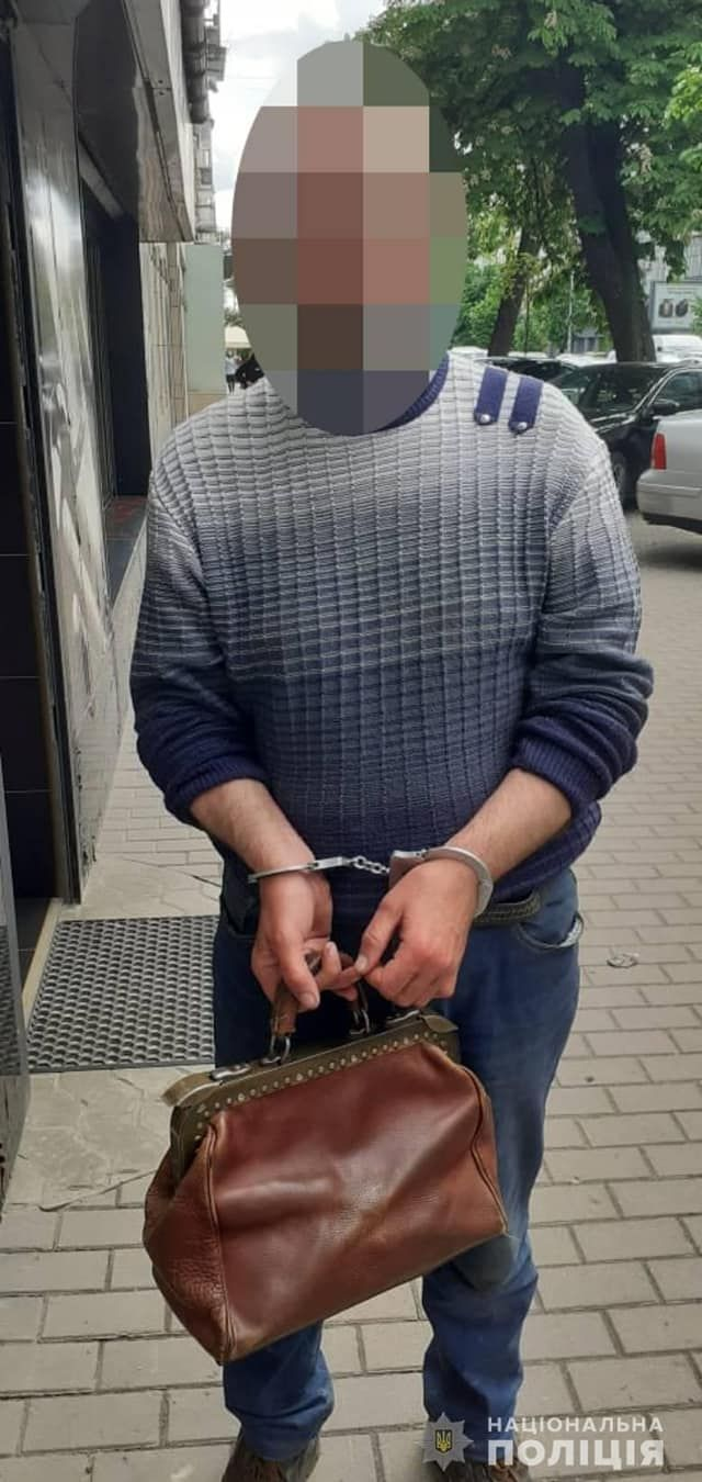Не прошел мимо: в Киеве прохожий задержал грабителя пенсионерки фото 1