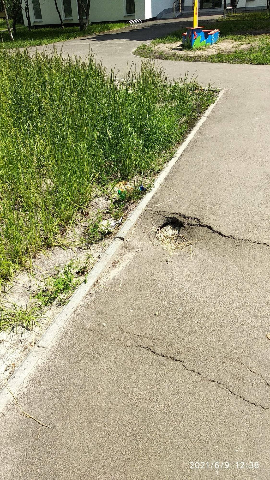 Так себе ремонт: во дворе библиотеки на Нивках проседает новый асфальт фото 1