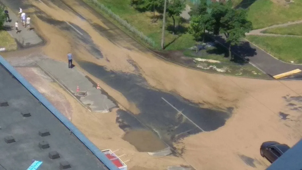 Лучше объехать: возле "Дарницы" из-за прорыва трубы затопило улицу фото 1