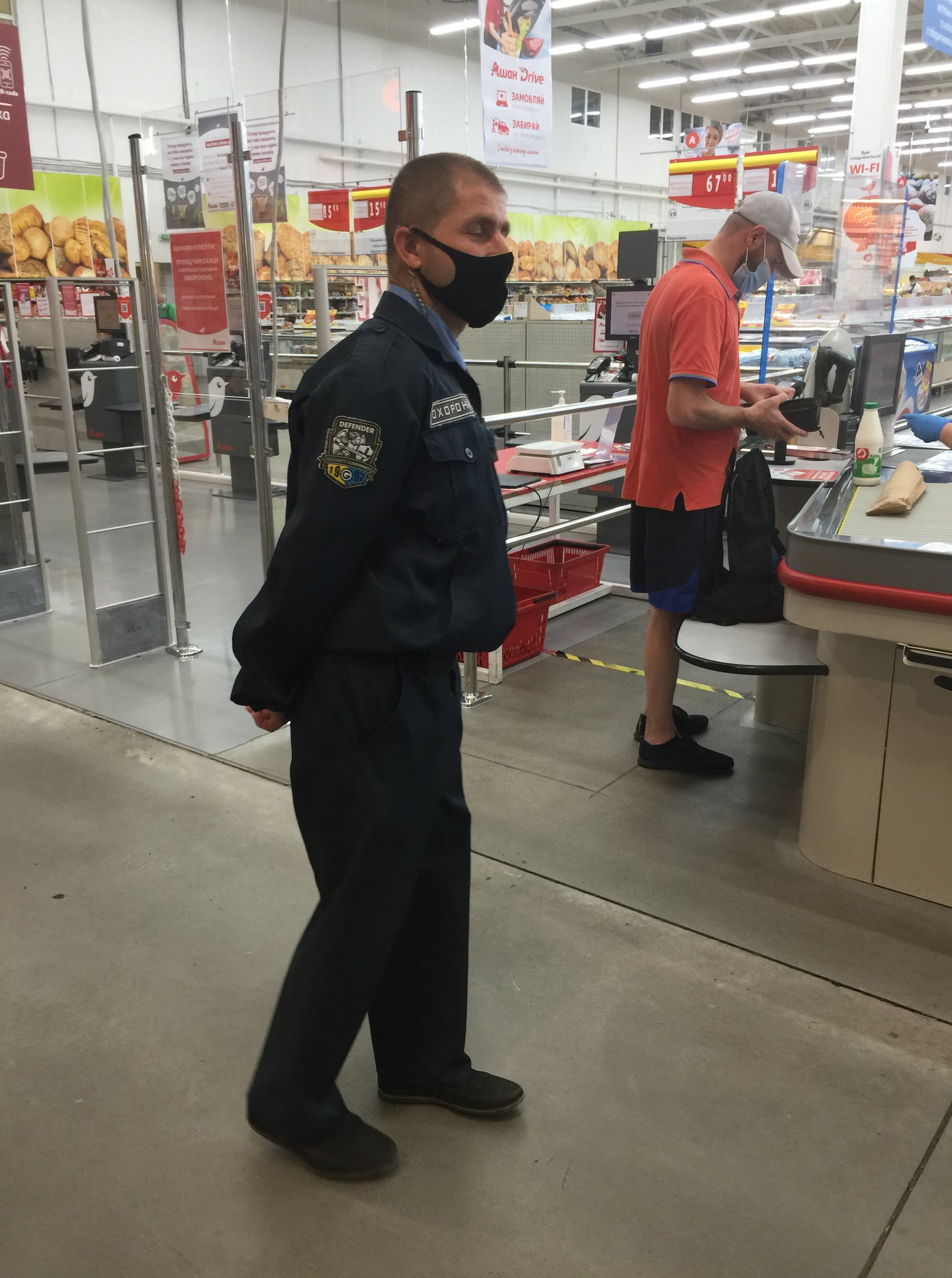 Охранник, который задавал личные вопросы. Фото: Станислав Мирошниченко