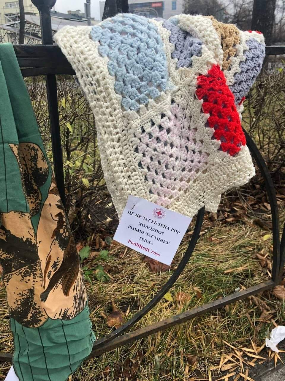 Волонтеры развешивают шарфы на Подоле.