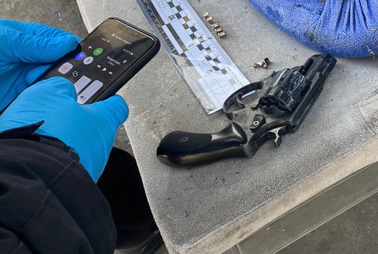 Мужчина стрелял в охранников мусорного полигона.