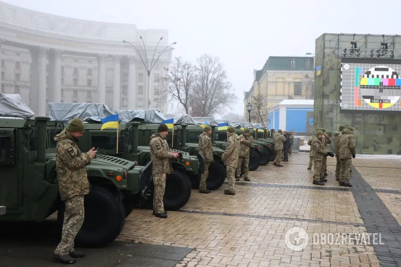 На Михайловскую площадь съехалась военная техника. || Фото: Obozrevatel