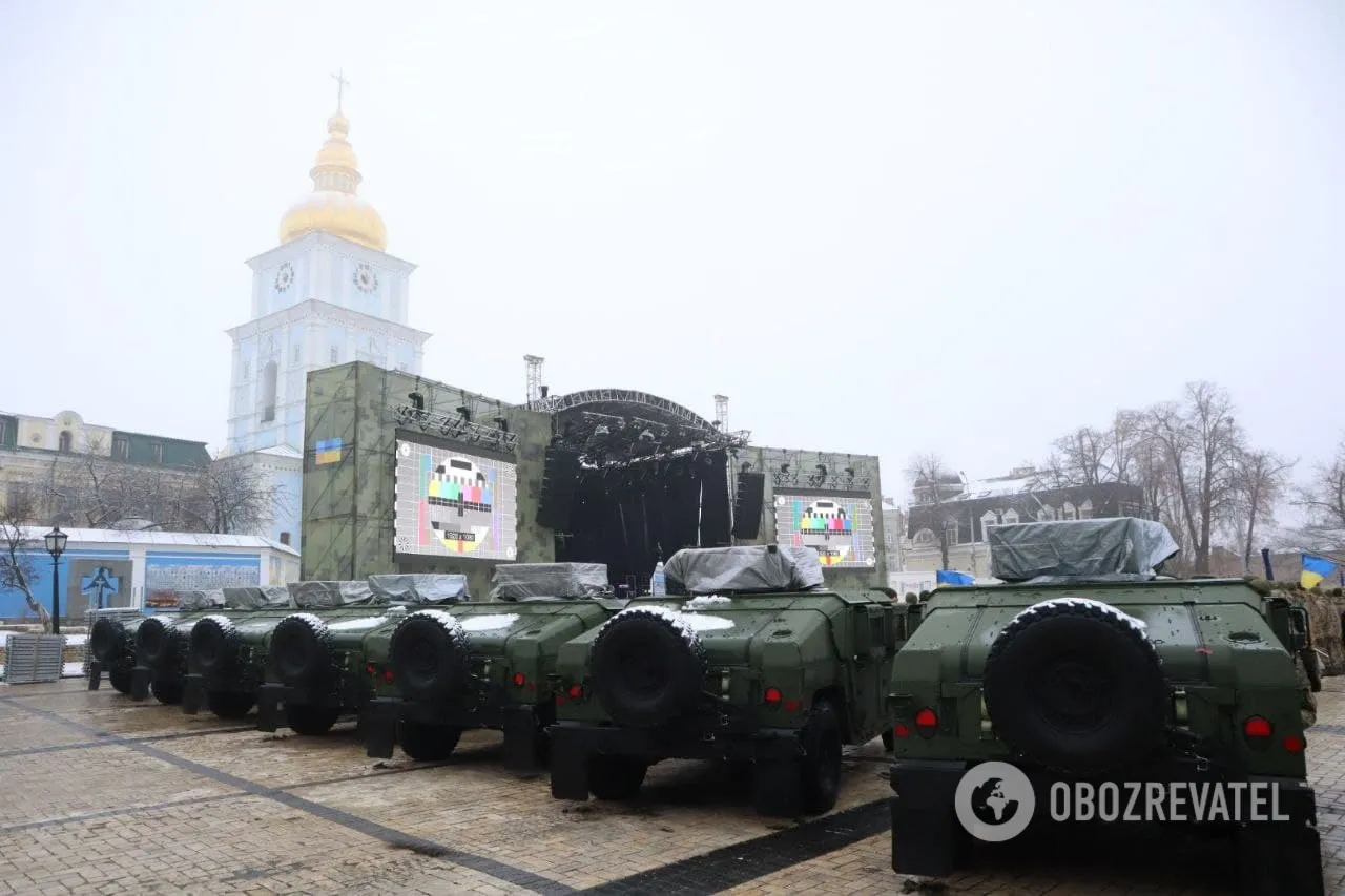 На Михайловскую площадь съехалась военная техника. || Фото: Obozrevatel