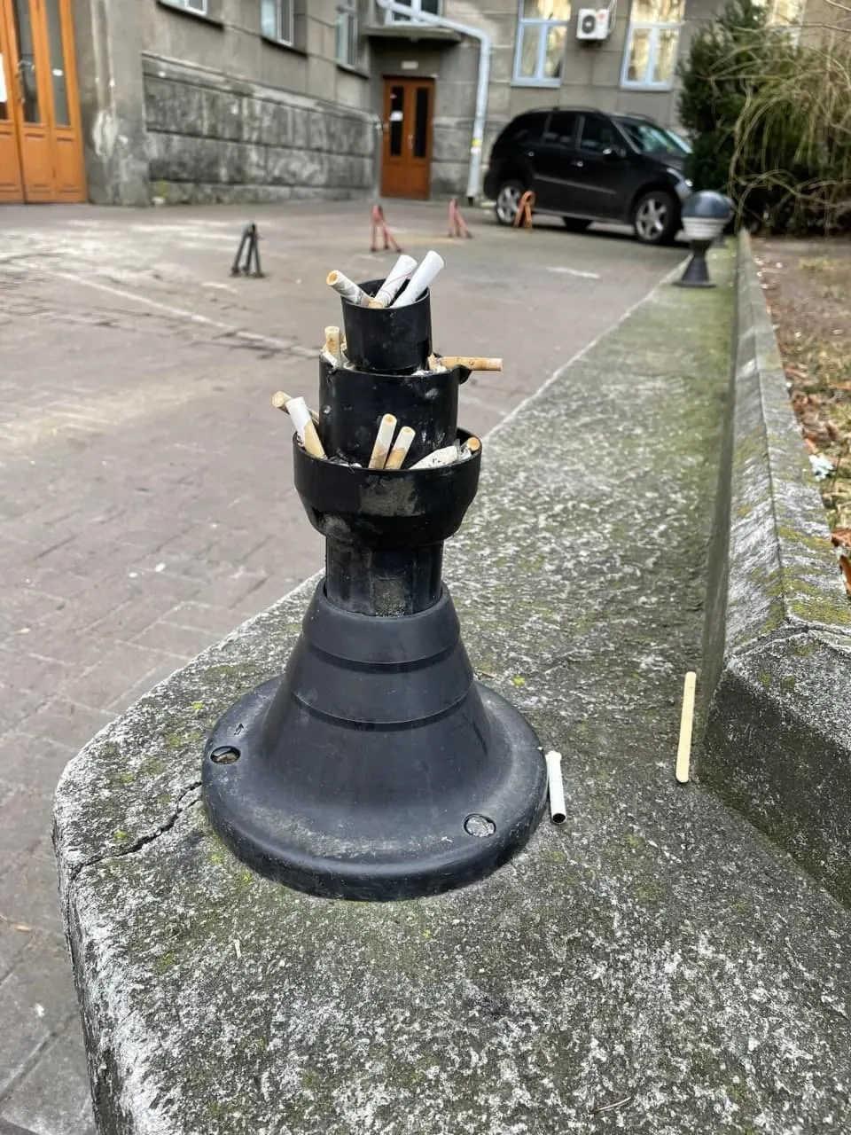 Фонари используют как пепельницы.