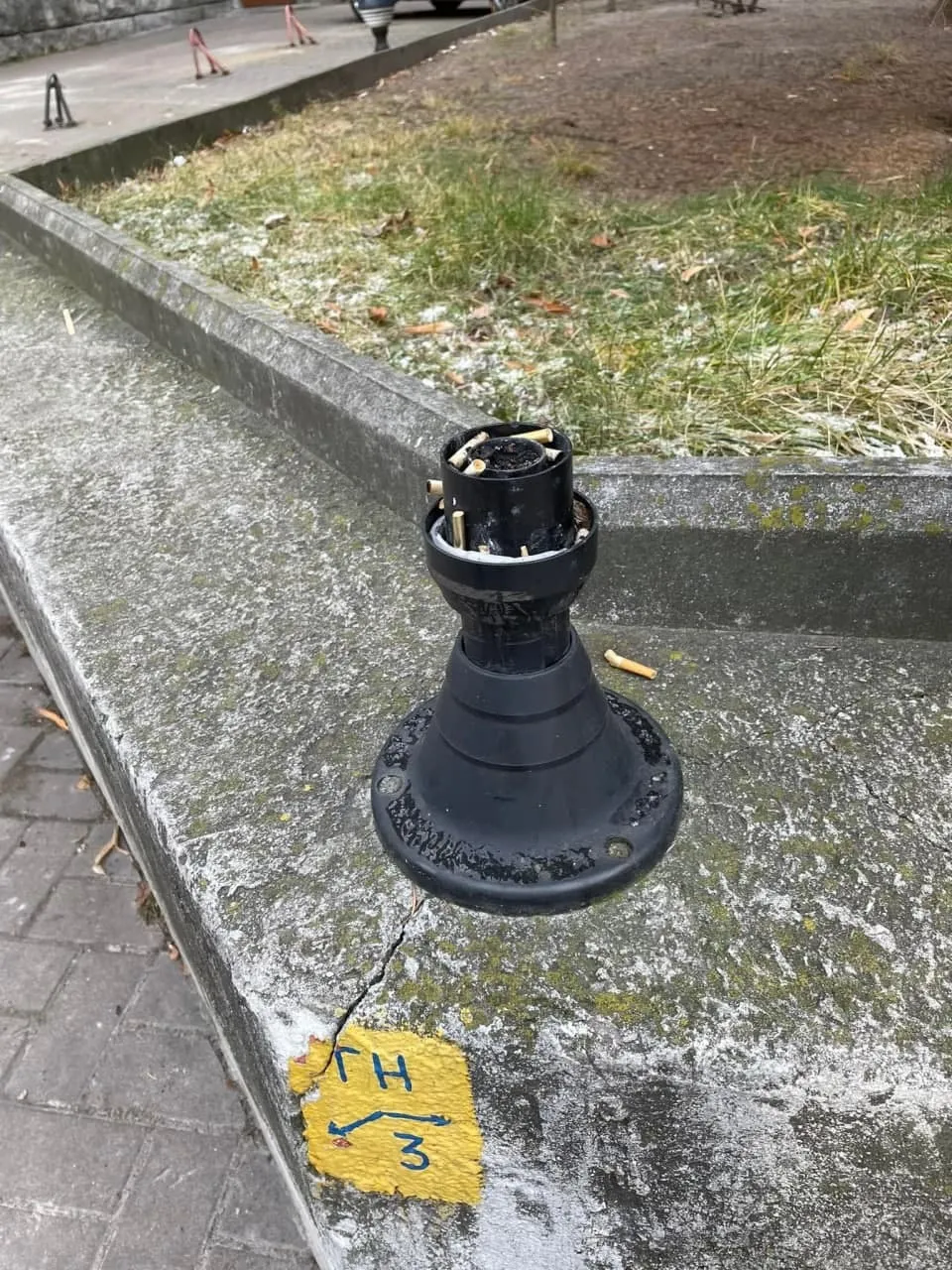 Фонари используют как пепельницы.