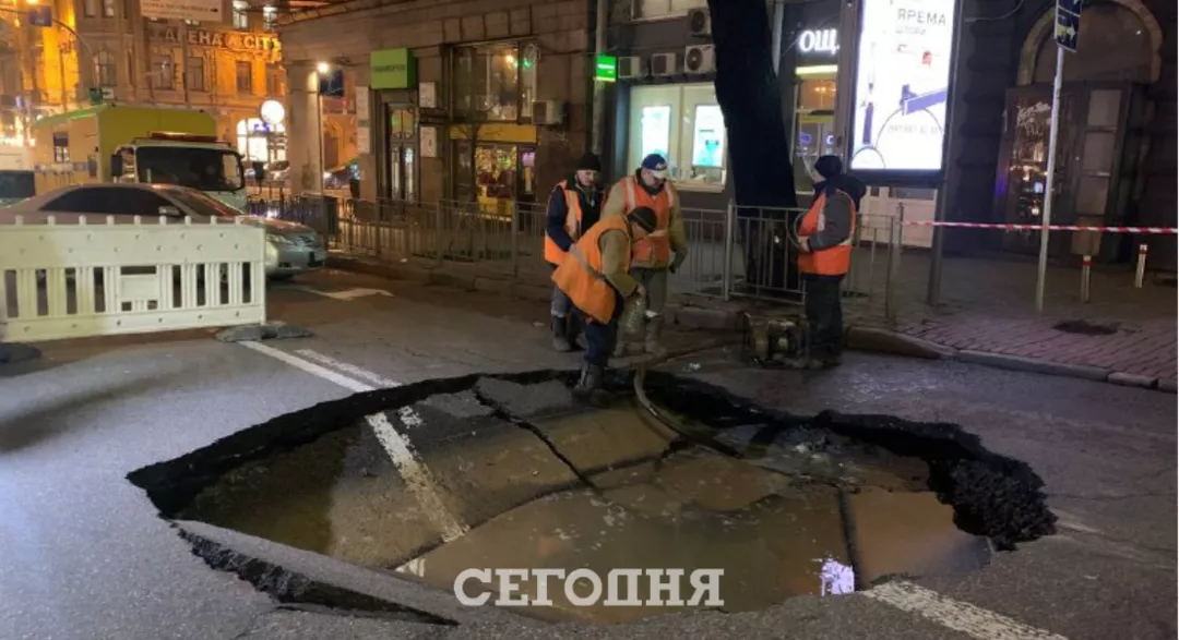 Дорогу перекрыли из-за провала.