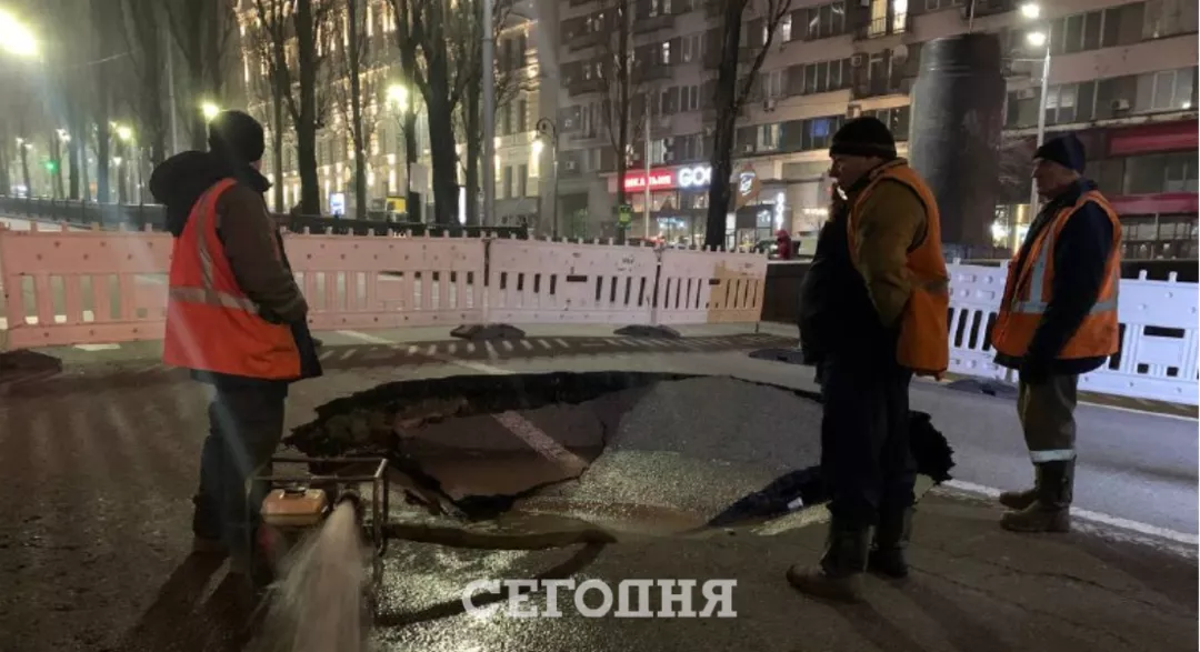 Дорогу перекрыли из-за провала.