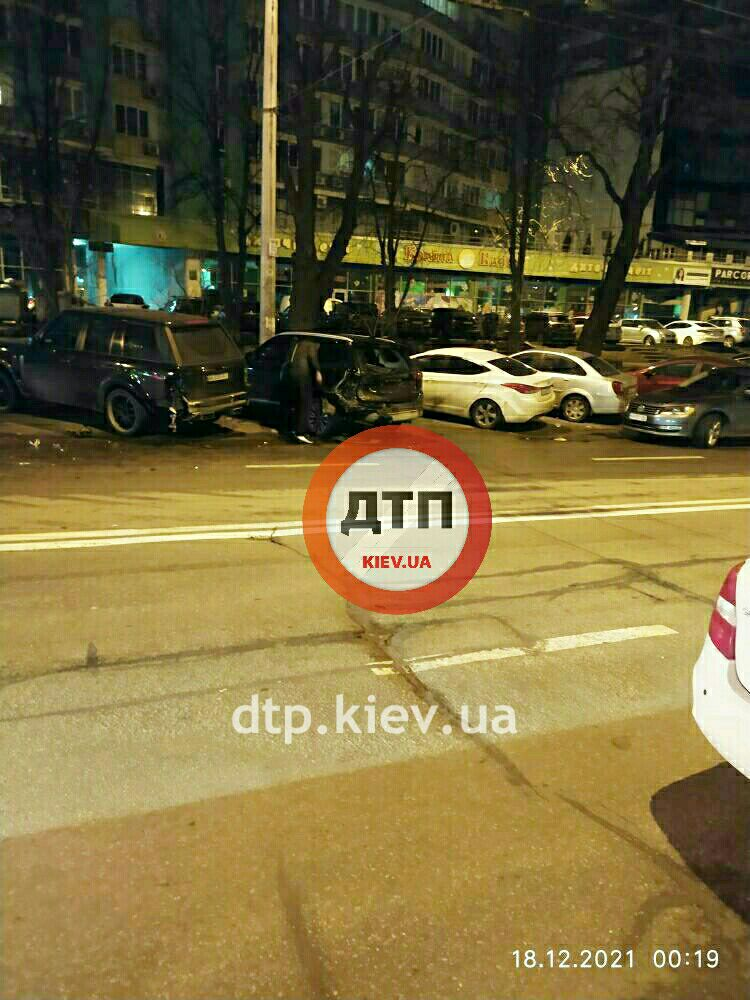 На приорке водитель устроил погром на парковке.