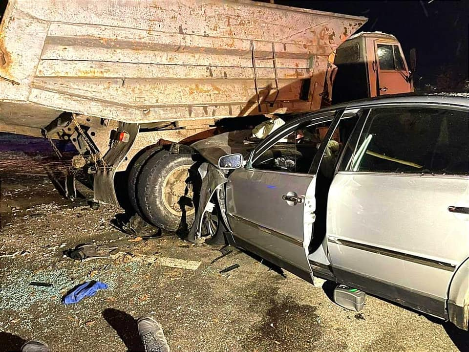 Под Киевом легковушка влетела в грузовик.