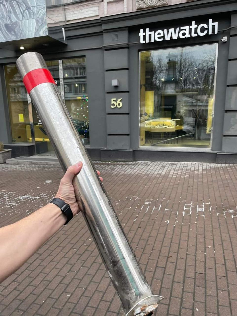 Водитель снегоуборочной техники сбил столбик.