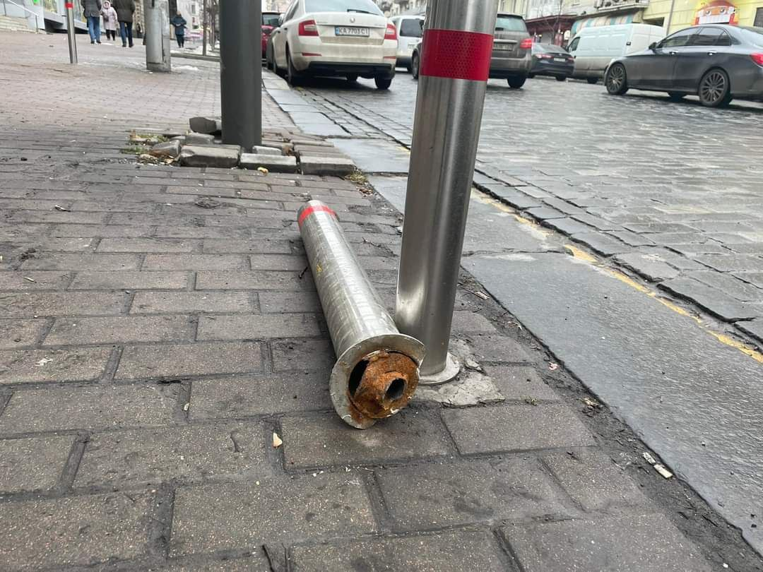 Водитель снегоуборочной техники сбил столбик.