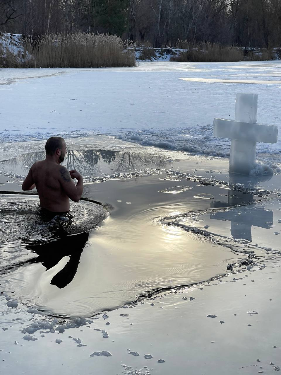 Как киевляне окунались в проруби на Крещение 2022.