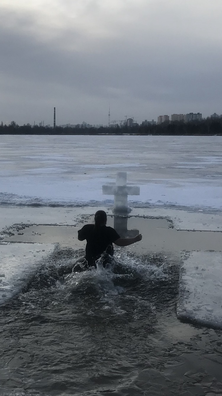 Как киевляне окунались в проруби на Крещение 2022.