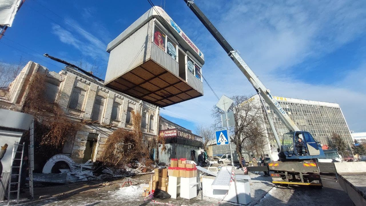 На Демеевке в Киеве коммунальщики массово снесли киоски.