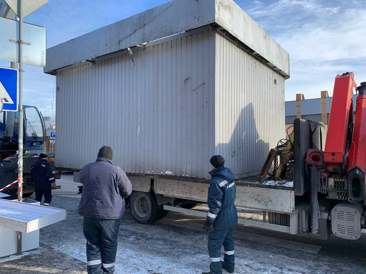 На Демеевке в Киеве коммунальщики массово снесли киоски.