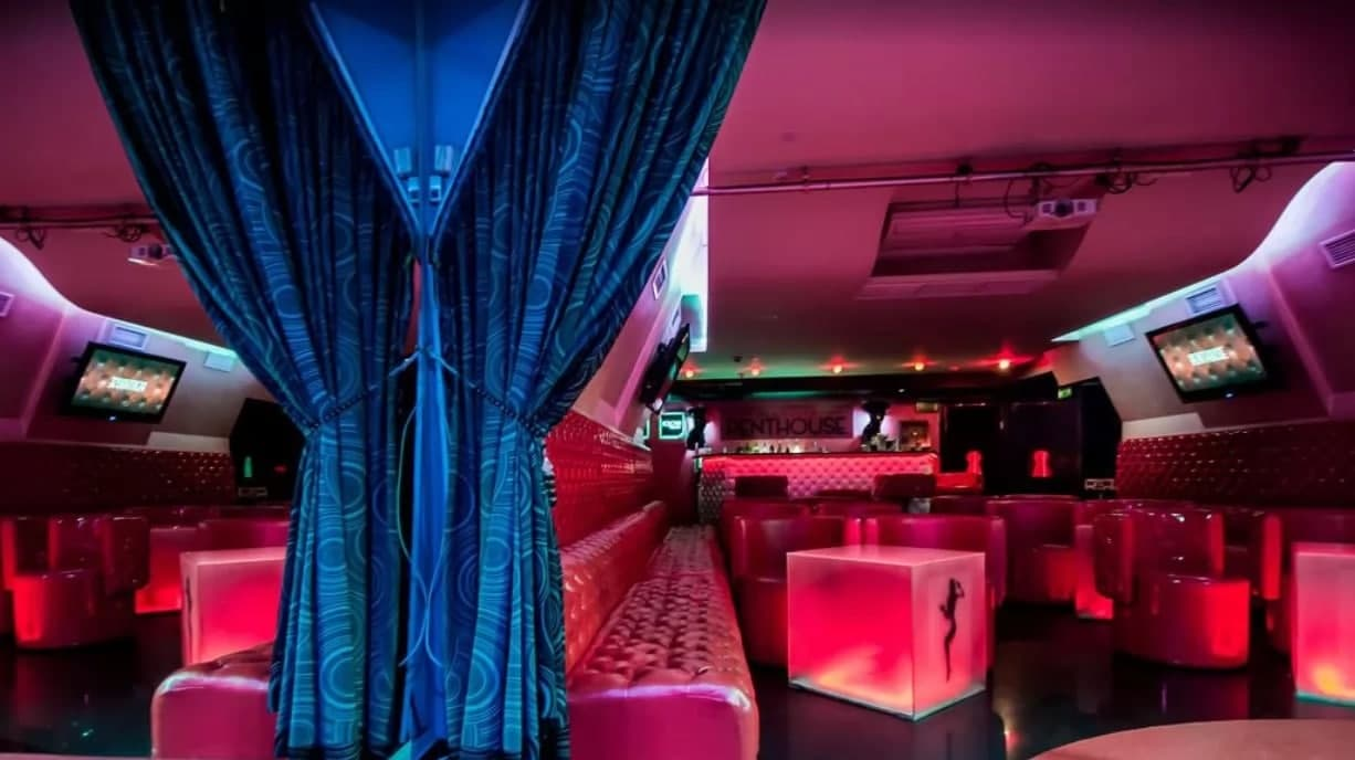 Как выглядит стриптиз-клуб, который работает в подвале.