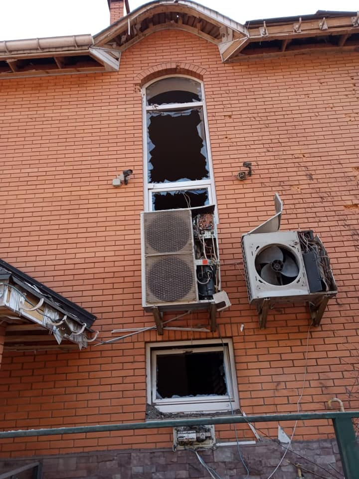 До будинку Ігоря Кондратюка під Києвом влучив снаряд.