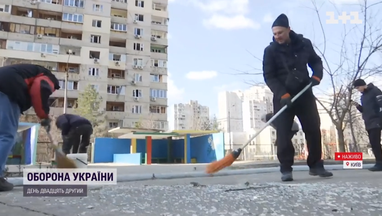 Киевляне помогли коммунальщикам убрать последствия взрыва в жилом доме. || Фото: ТСН