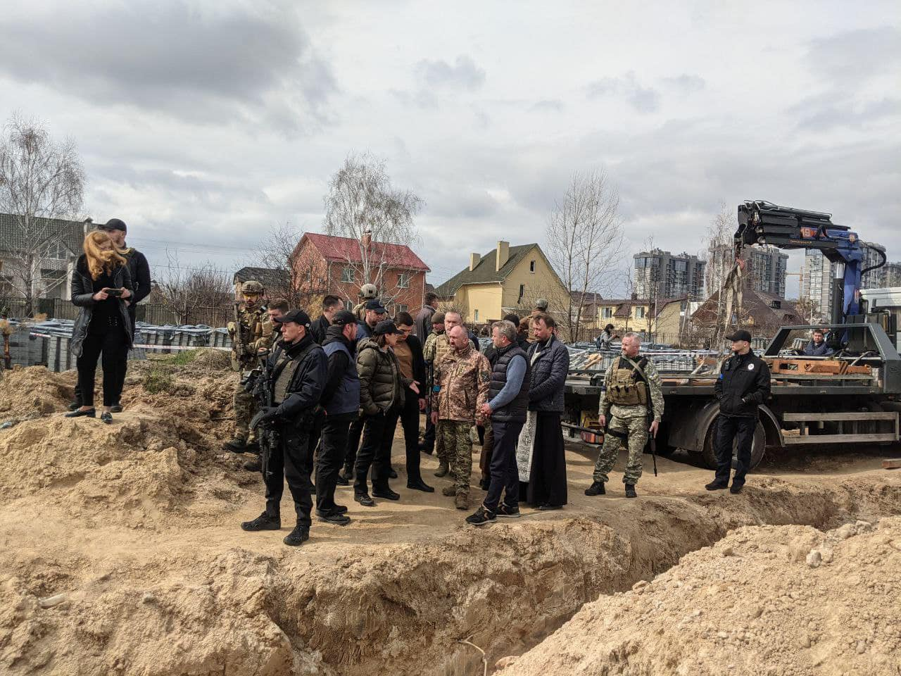 В Буче началась эксгумация тел из братской могилы: часть уже осмотрели.