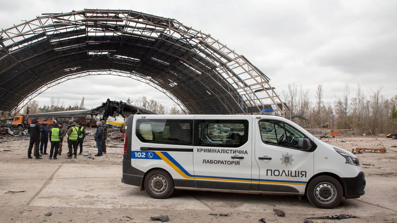 На месте уничтожения самолета "Мрія" проводят следственные действия.