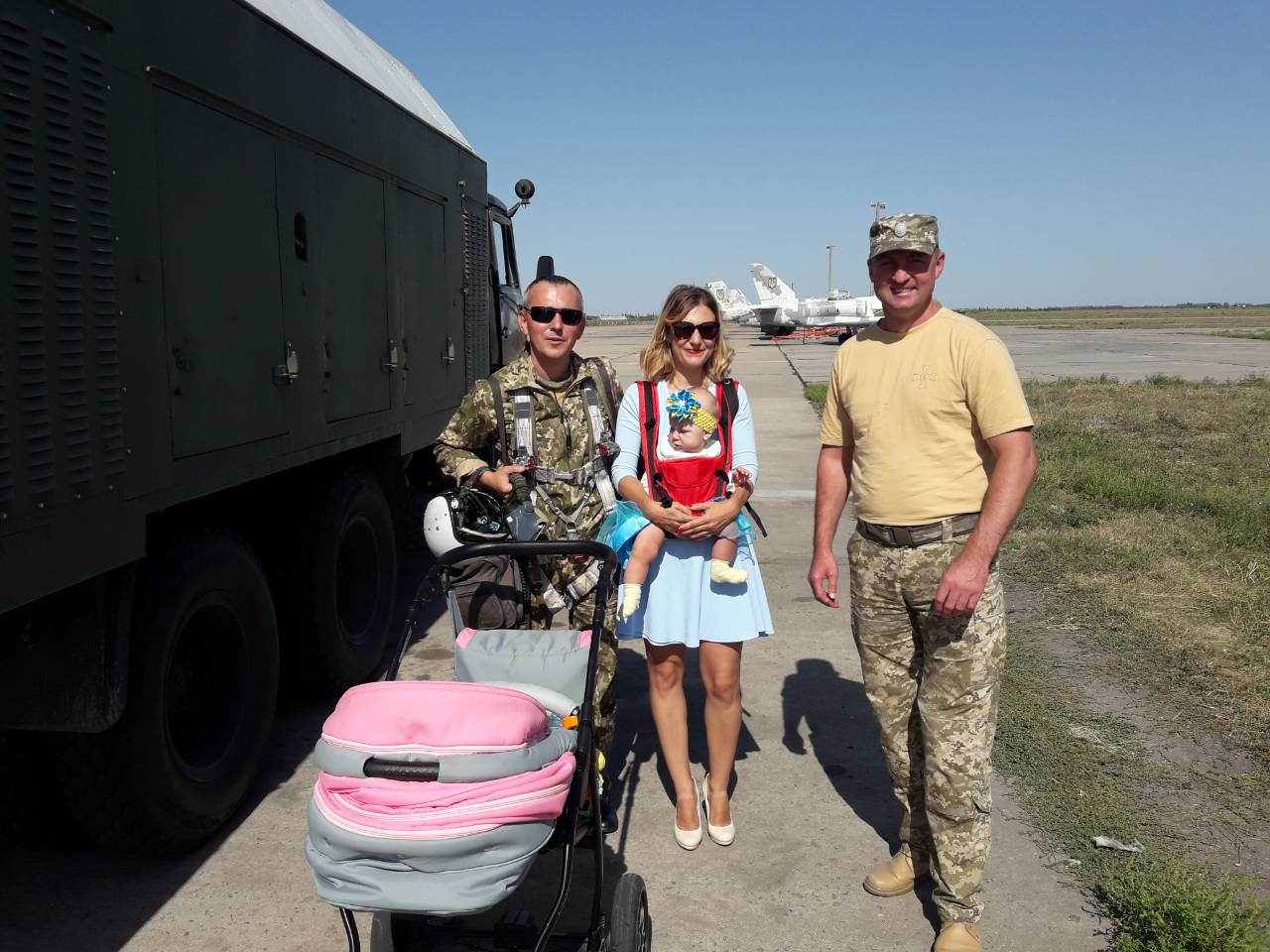 Геннадий со своей семьей и коллегой.