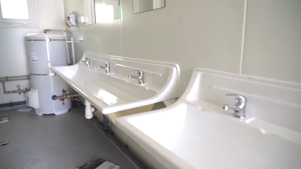 У Бородянці встановлюють модульні будинки для тих, хто втратив своє житло.