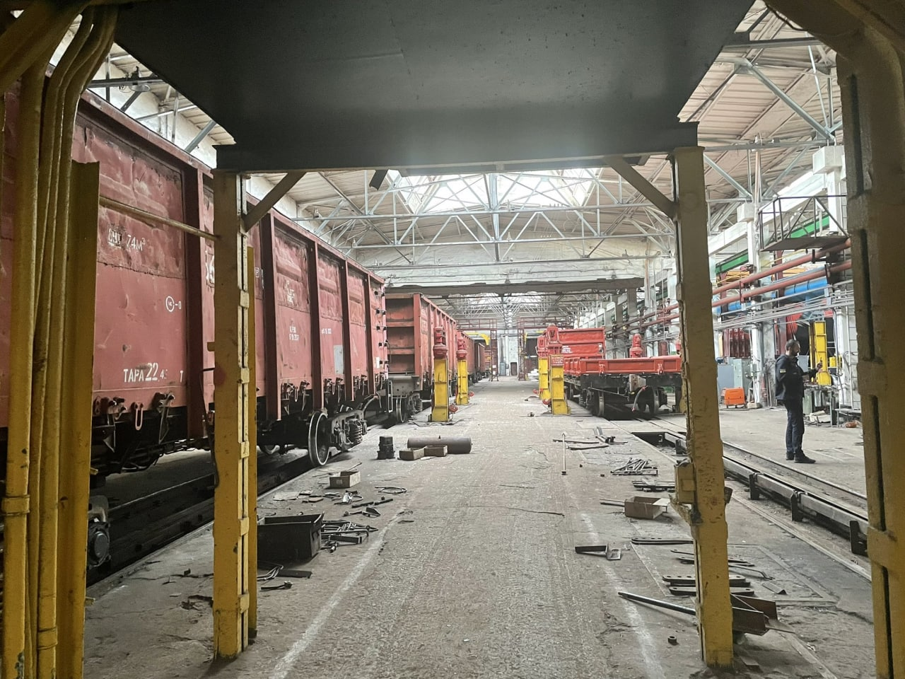 Який вигляд має Дарницький вагоноремонтний завод після ракетного обстрілу.