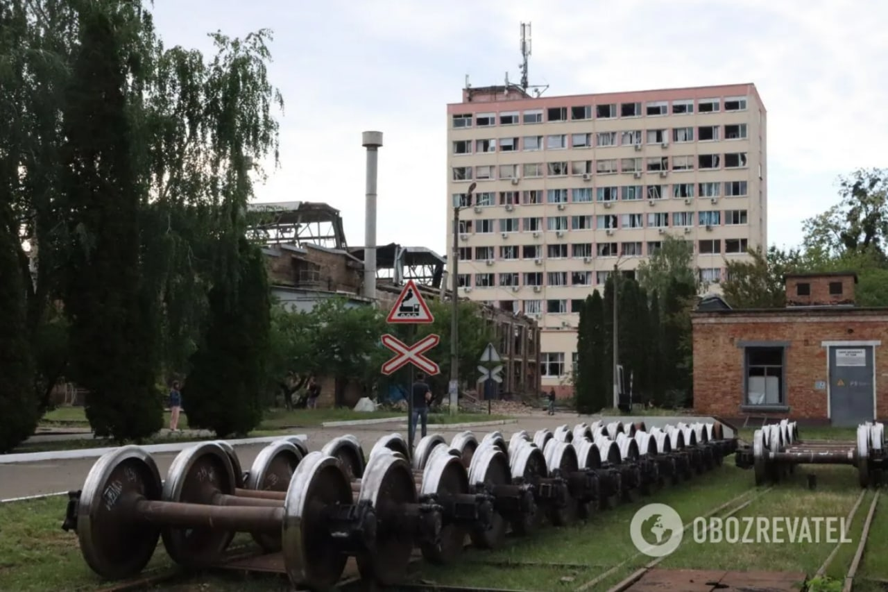 Який вигляд має Дарницький вагоноремонтний завод після ракетного обстрілу.