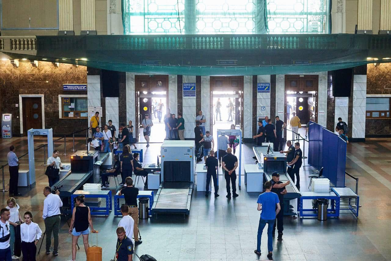 Из-за сканера и рамок металлодетектора на ж/д вокзале образовались огромные очереди.