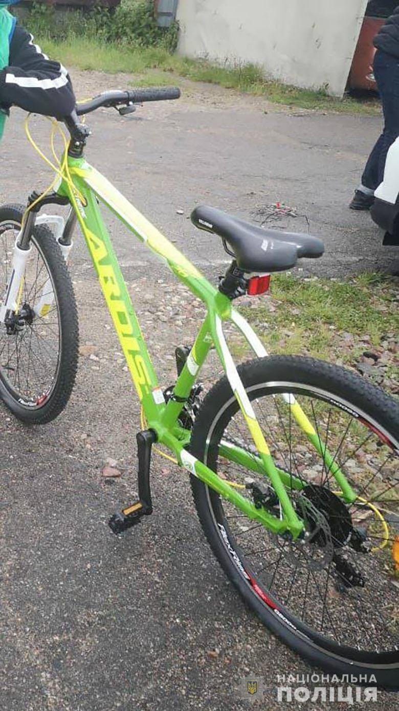 На Борщаговке у 10-летнего ребенка украли велосипед, пока он играл на улице.