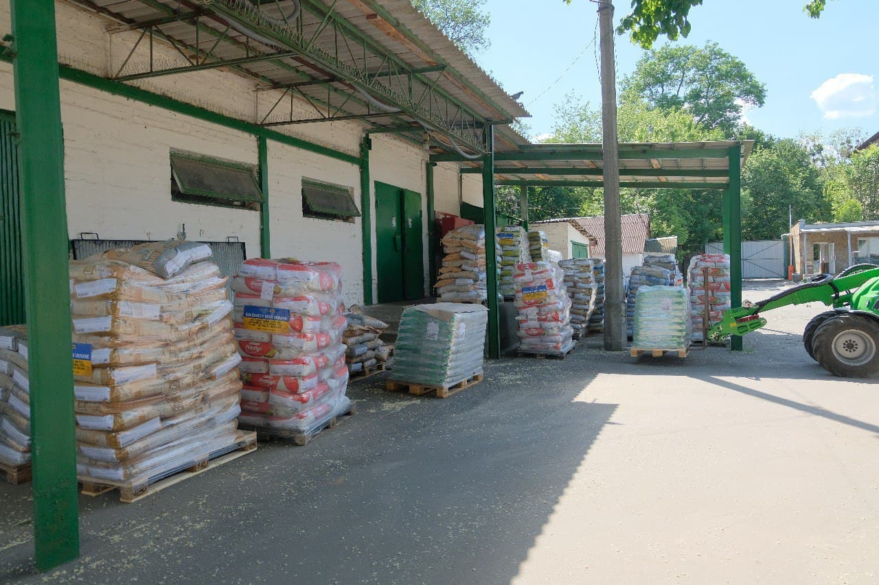 Киевский зоопарк передаст корма зверинцам, которые пострадали от войны.