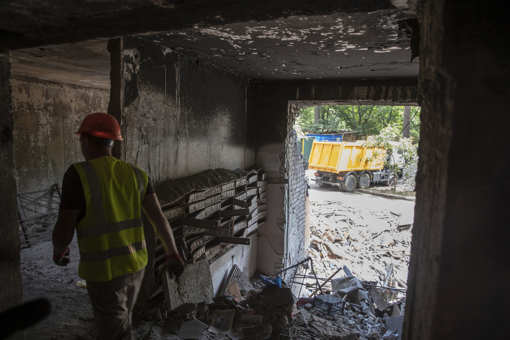 На Беличах начали восстанавливать разрушенную из-за обстрела высотку.