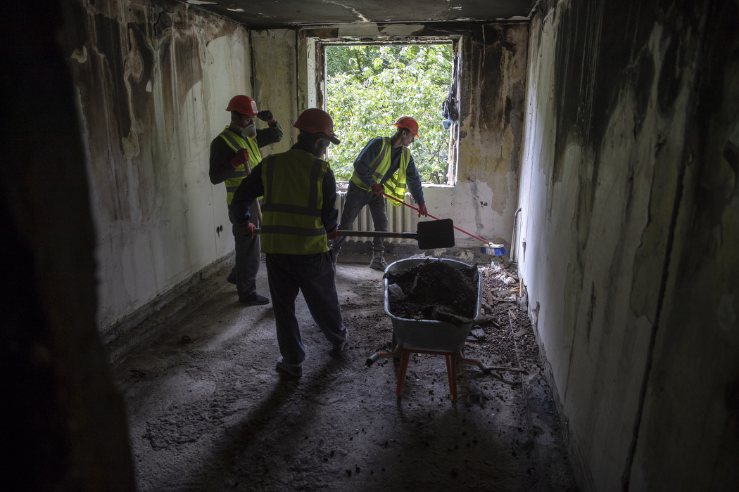 На Беличах начали восстанавливать разрушенную из-за обстрела высотку.