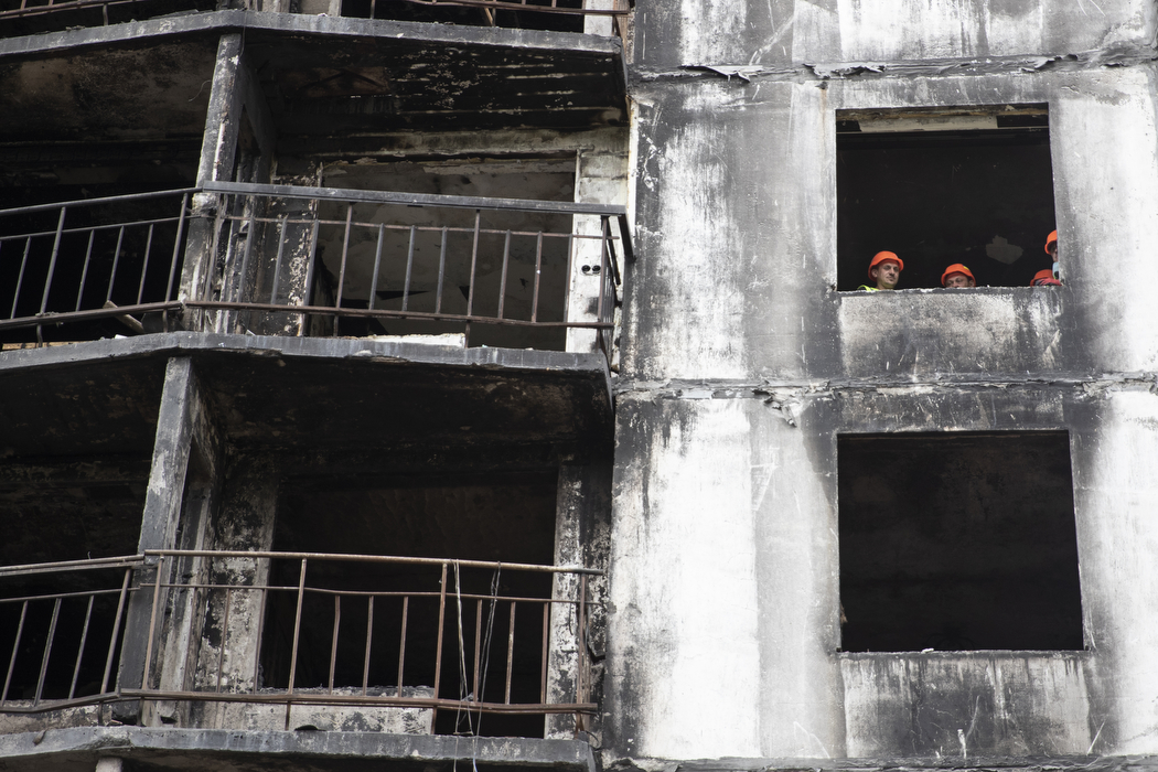 На Беличах начали восстанавливать разрушенную из-за обстрела высотку.
