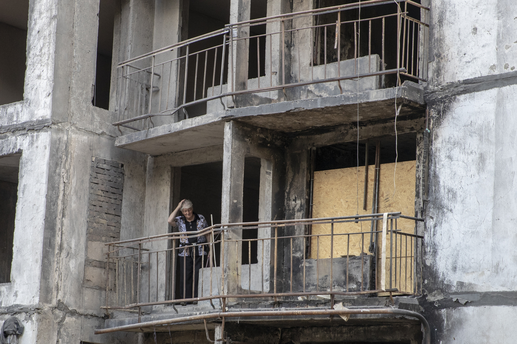 На Беличах начали восстанавливать разрушенную из-за обстрела высотку.