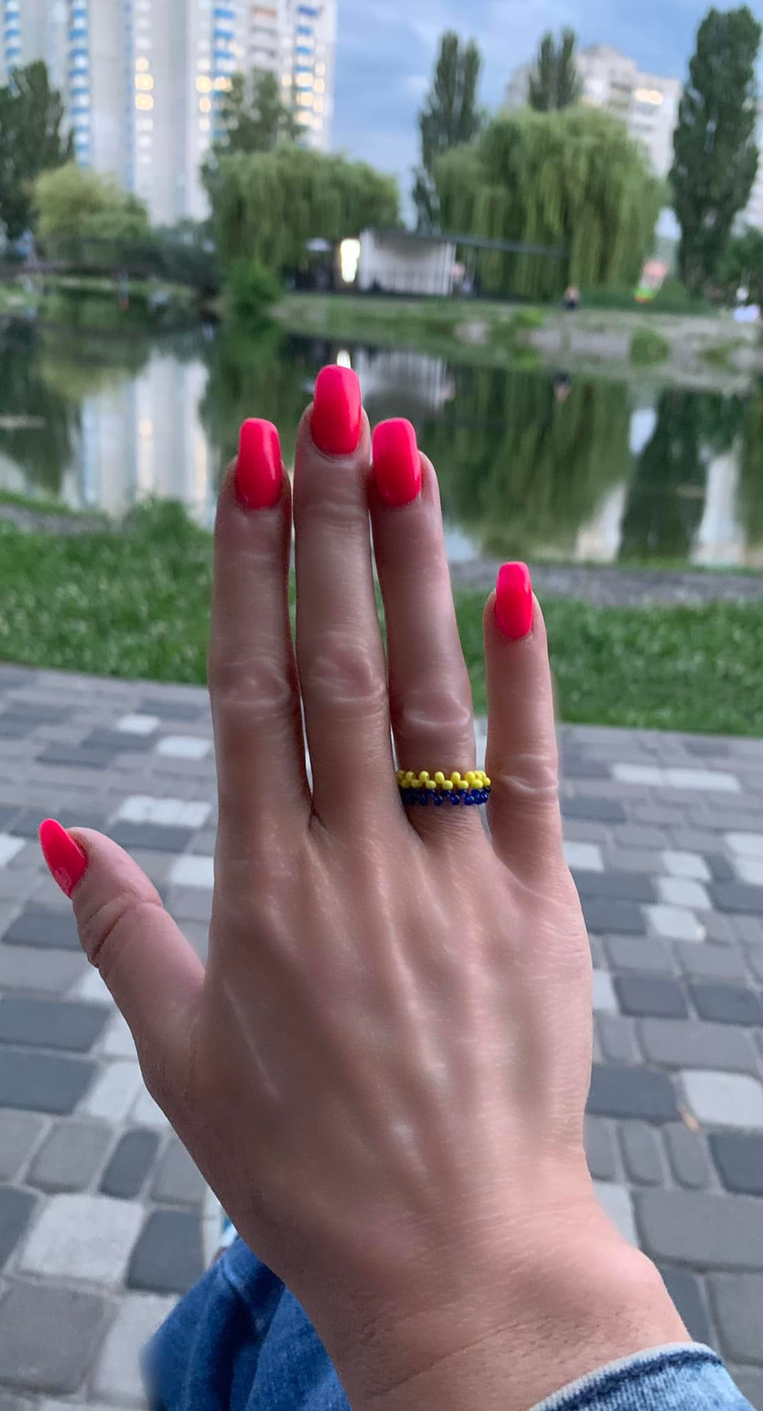 В Броварах дети продают украшения из бисера, чтобы собрать деньги для ВСУ.