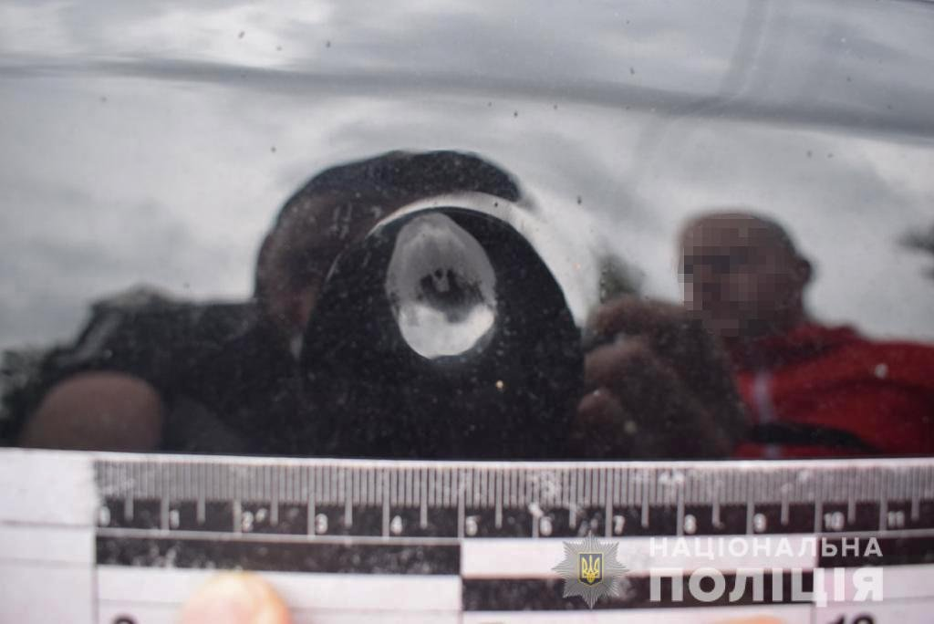 В Киеве водитель внедорожника стрелял в машину, которая не уступила ему дорогу.