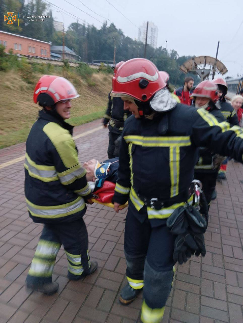 На Караваєвих дачах чоловік упав під поїзд: подробиці інциденту.