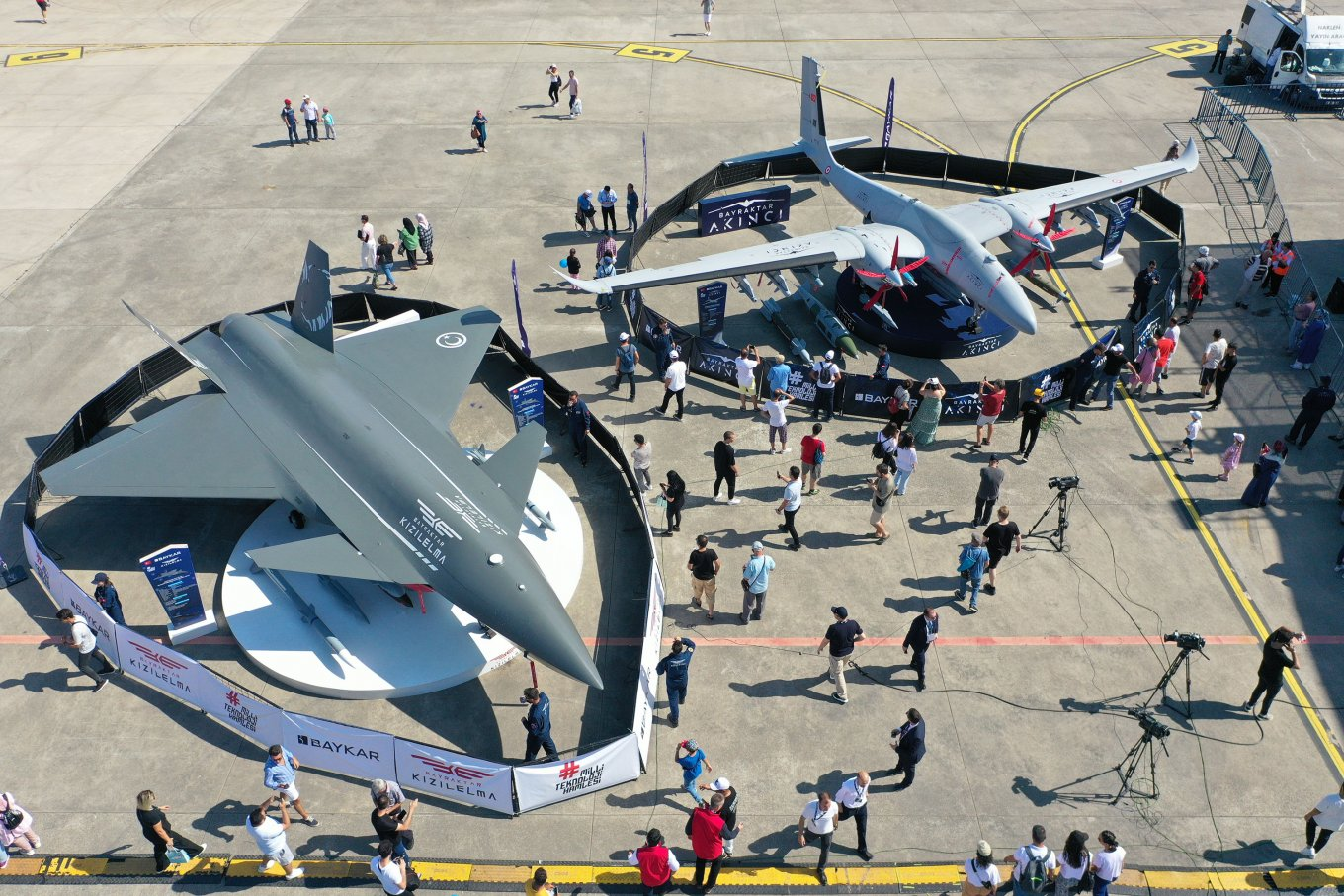 Дрони Kızılelma та Akıncı.