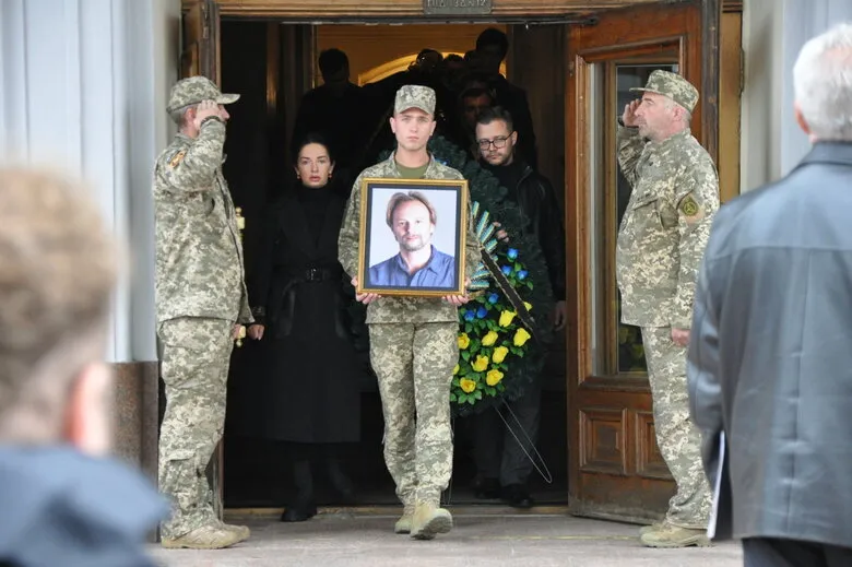 У Києві попрощалися із солістом балету Олександром Шаповалом, який загинув на фронті.