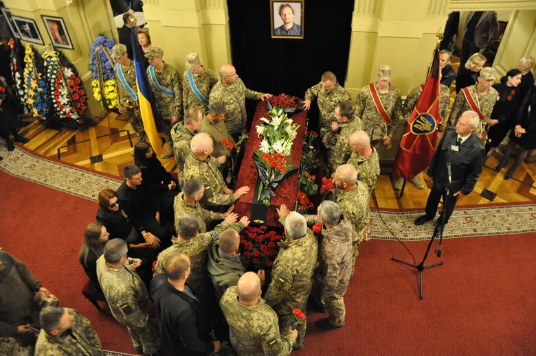 У Києві попрощалися із солістом балету Олександром Шаповалом, який загинув на фронті.