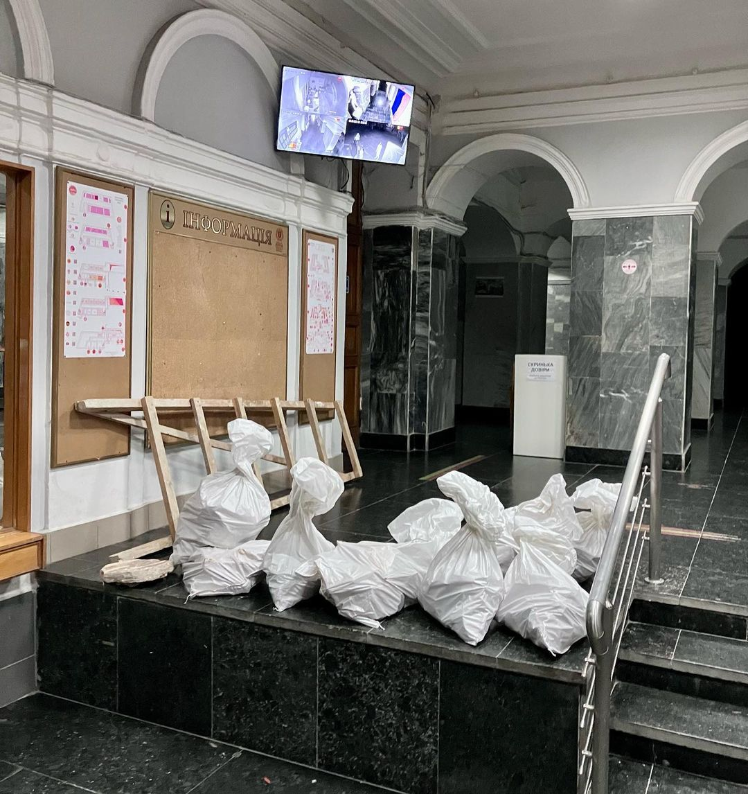 Активісти знайшли на звалищі частину мозаїки, яка була знищена у Макарові.