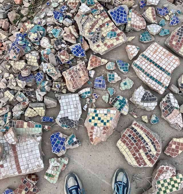 Активісти знайшли на звалищі частину мозаїки, яка була знищена у Макарові.