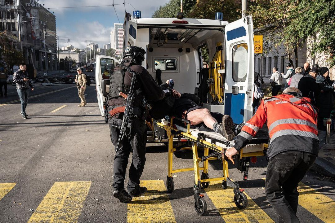 Фото с последствиями сегодняшних ракетных ударов по Киеву.