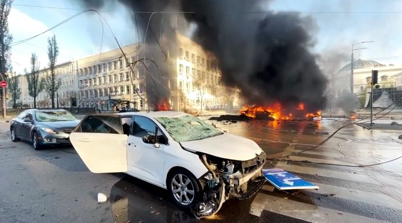 Фото с последствиями сегодняшних ракетных ударов по Киеву.