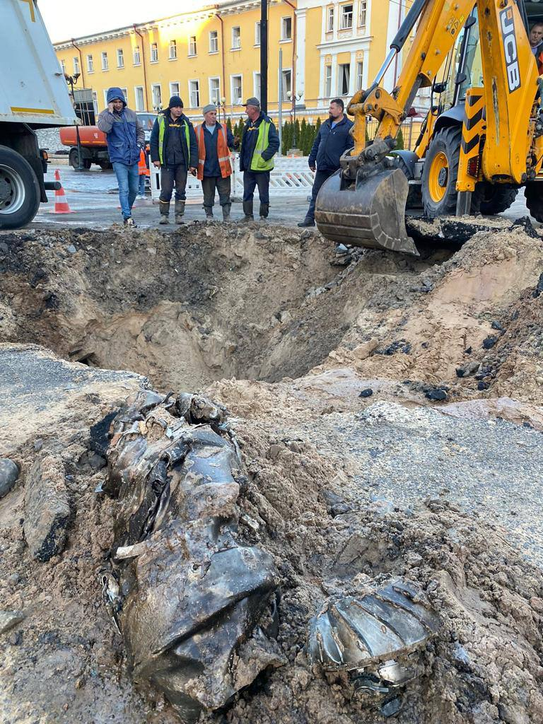 Фото із наслідками сьогоднішніх ракетних ударів по Києву.