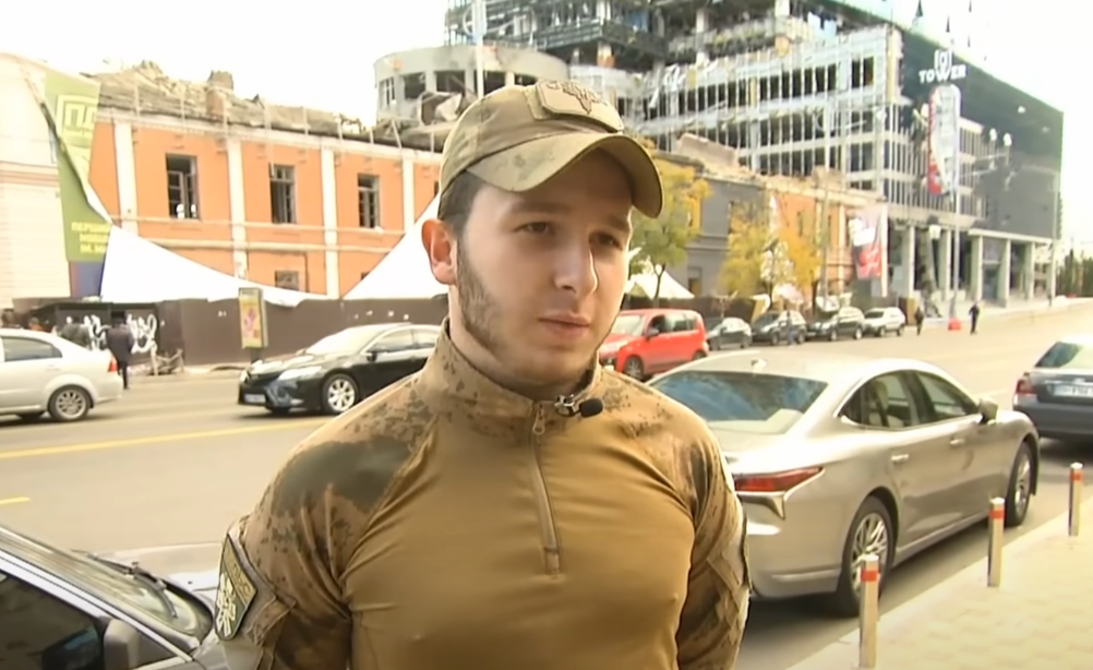 19-летний волонтер Александр.